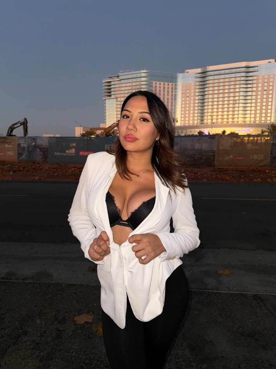 Take a pause and enjoy Ali Cruz — streaming from Frankfurt am Main